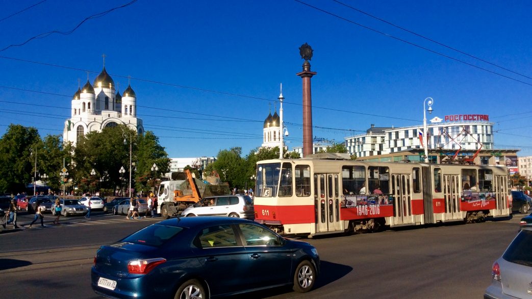 blaues Auto, rotweißrote Straßenbahn, orthodoxe Kirche